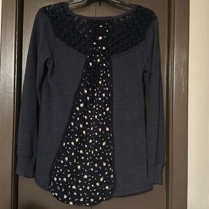 Like new Maurice’s lace up back lightweight sweatshirt, xl